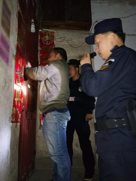 上饶粗心妈妈误将幼女锁家中 